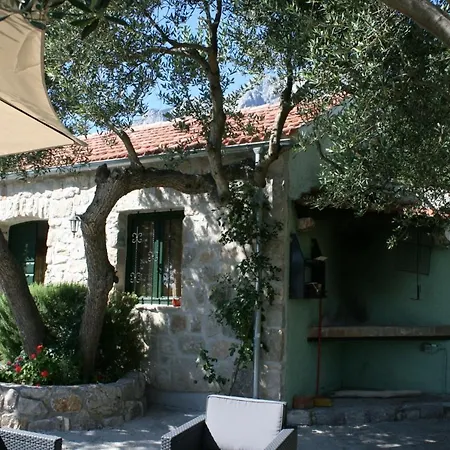 House With A Parking Space - 6770